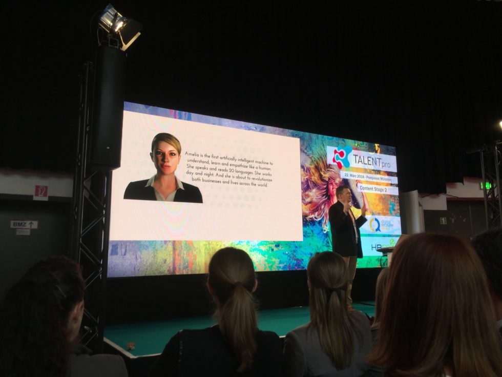 2018-03-22_talentpro-muenchen23-980×735 Ein Redner steht bei der Talentmesse vor einer großen Leinwand