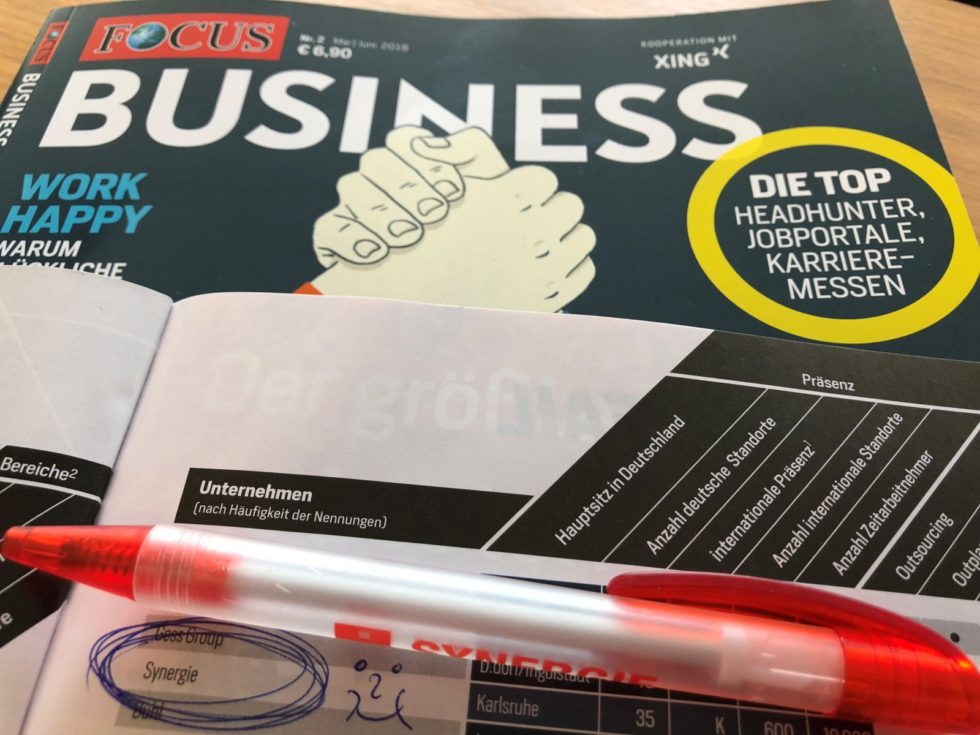Auf einem Tisch liegt die Focus Business Zeitschrift, darauf ein Kugelschreiber