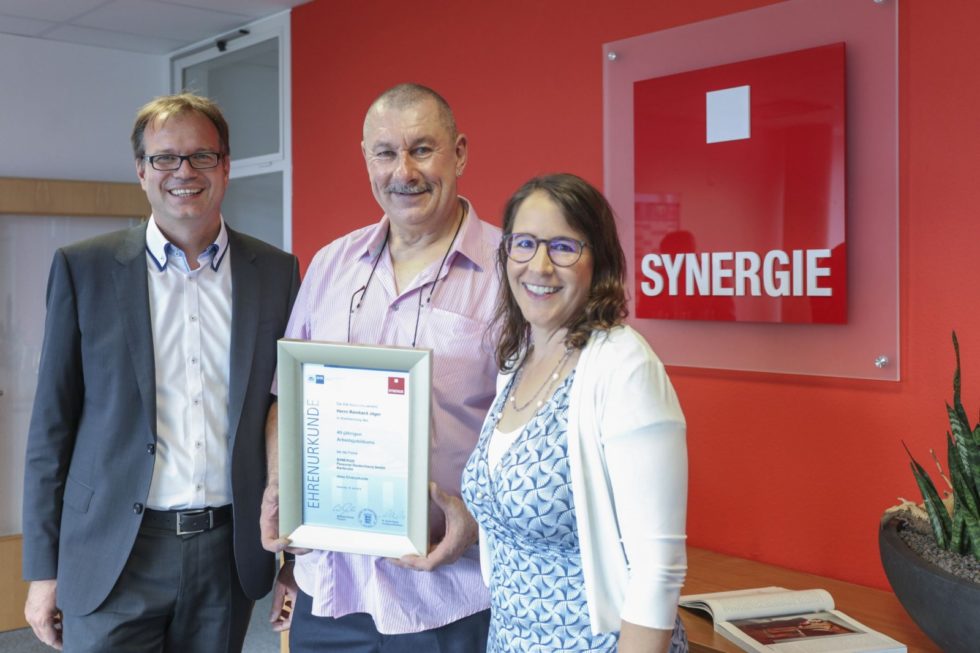 20180711_jubilaeum-40-jahre-synergie-jaeger3_web-980×653 Herr Jäger feiert mit Synergie-Mitarbeitern Jubiläum und hält eine Ehrenurkunde