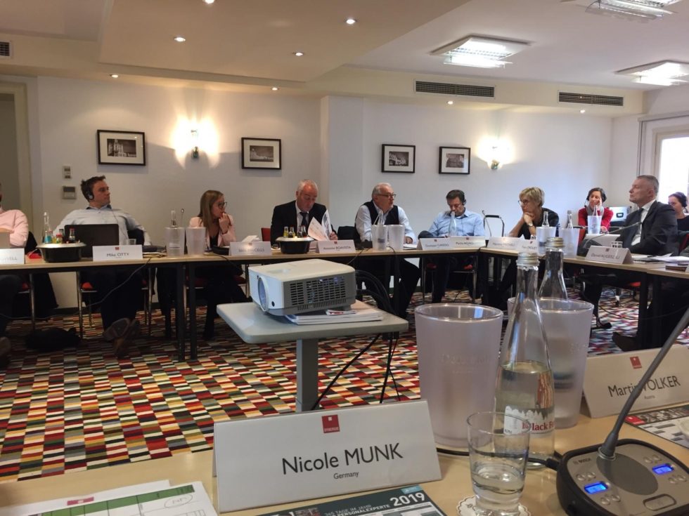 2019-03_meeting-international_foto-nm_erbprinz3-980×735 Mehrere Synergie-Mitarbeiter im Meeting an einem großen Tisch