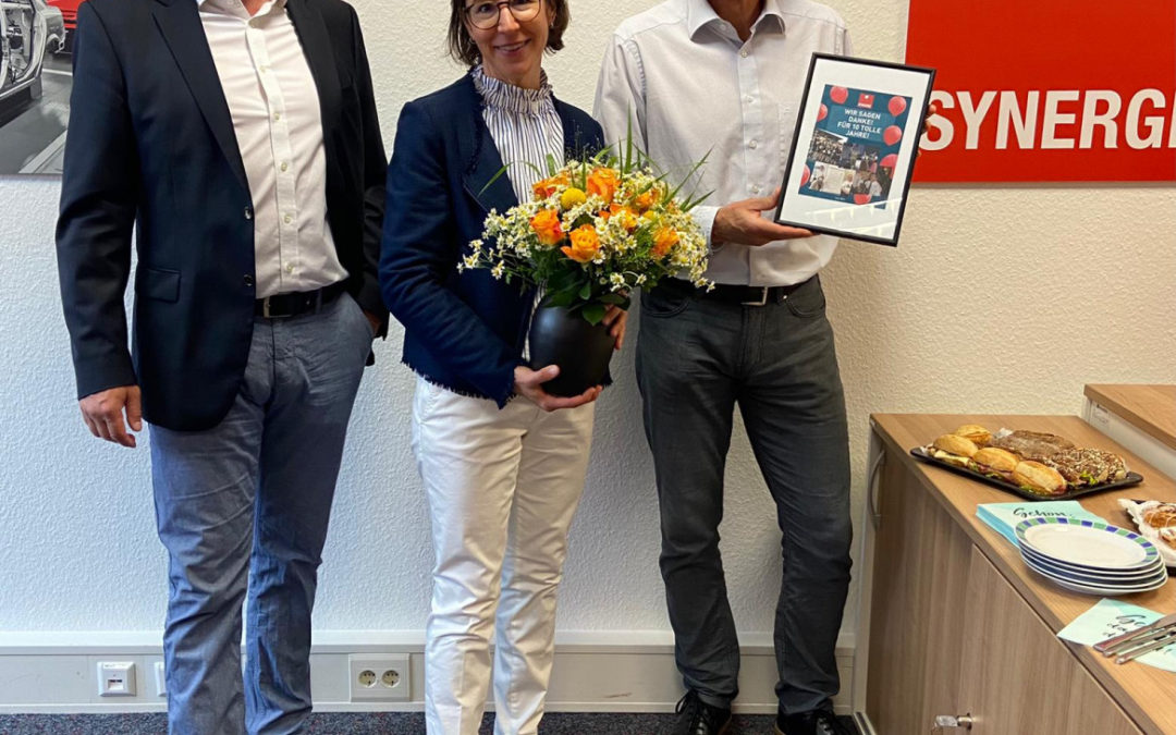 3 Synergie-Mitarbeiter feiern Jubiläum und Umzug