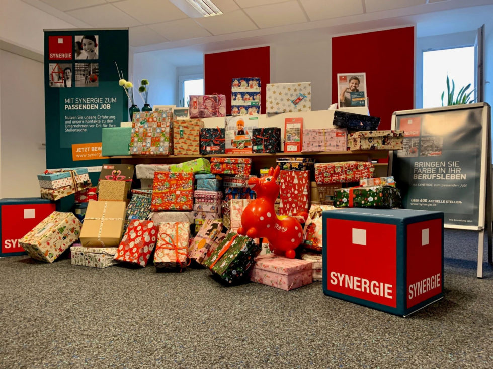 Weihnachten_im_Schuhkarton_Dortmund_004-980×735 Viele verpackte Geschenke im Büro in Dortmund