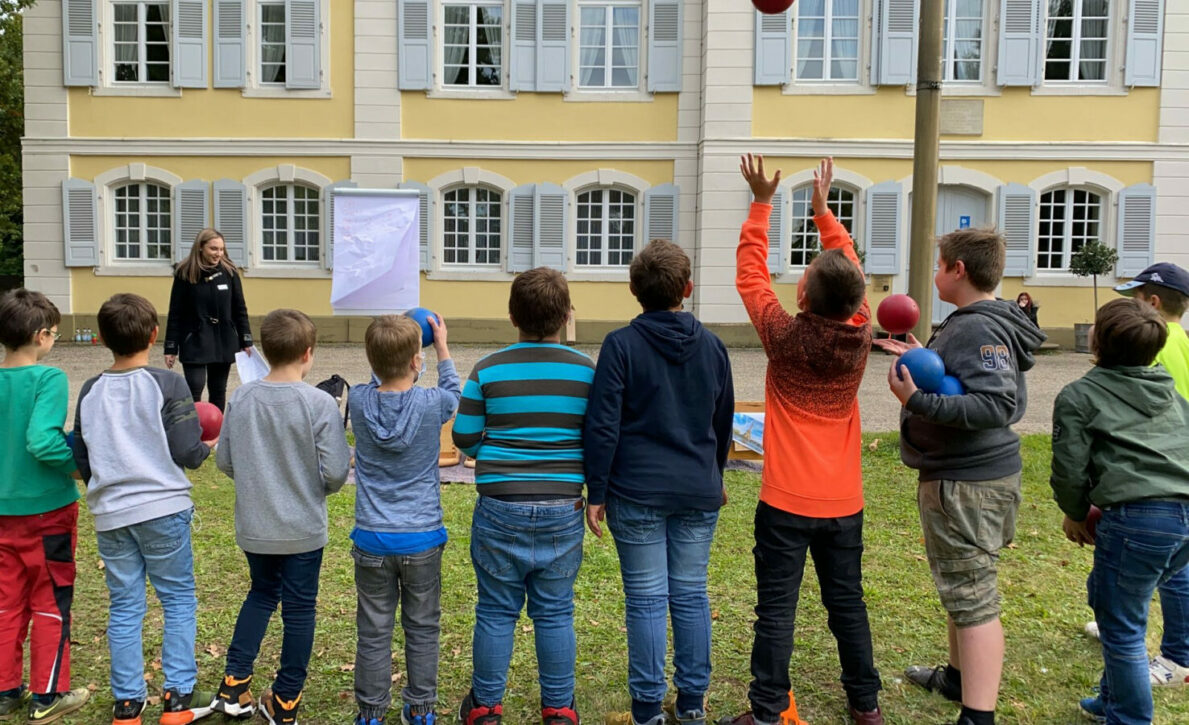 Kinder und Jugendliche spielen bei Schloss Bruchsal beim Social Day 2021