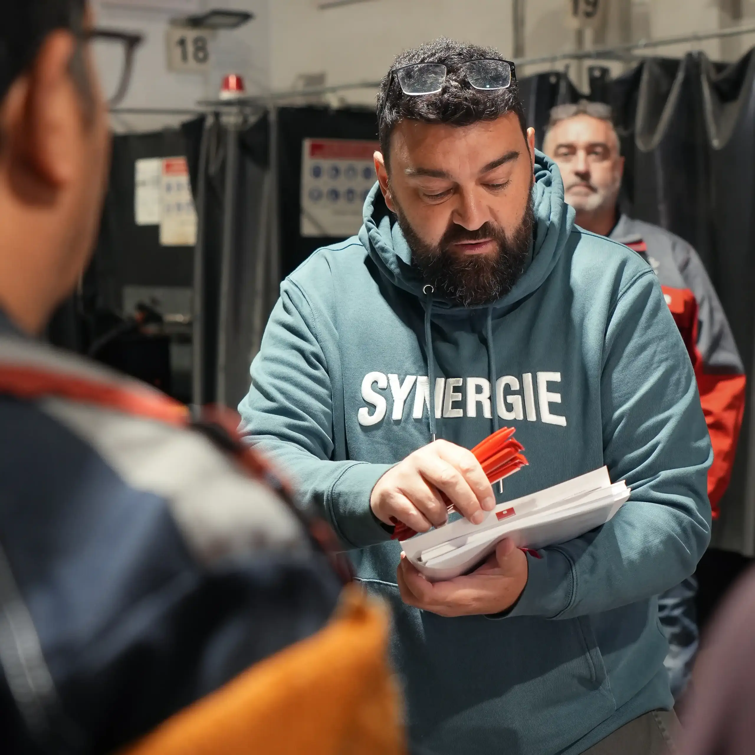 Porträt von Max Hopp, Sponsoring-Partner von Synergie. Er hält 3 Dartpfeile in der Hand.