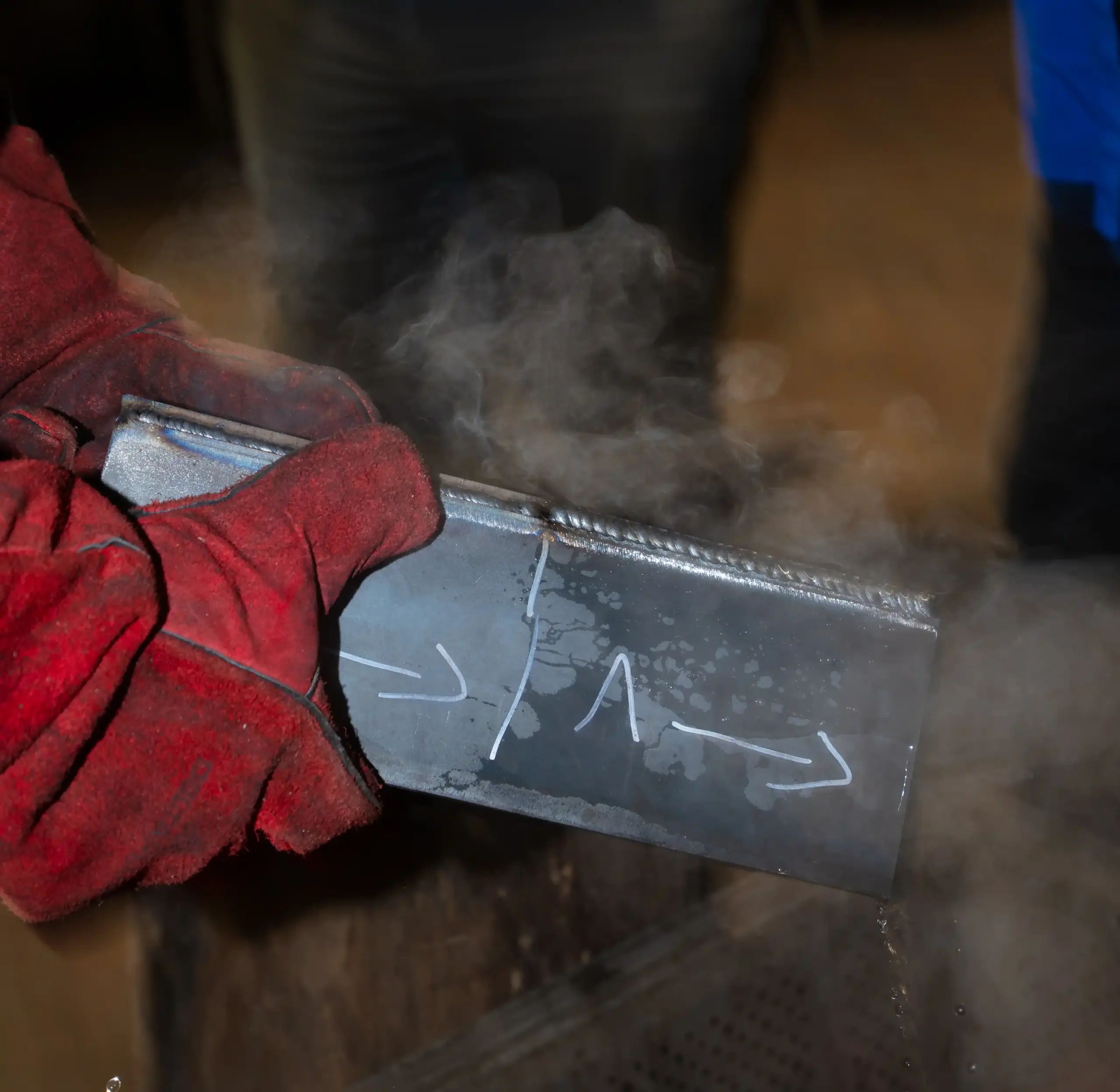 Dampfender Eisenblock In der hand mit Handschuhen