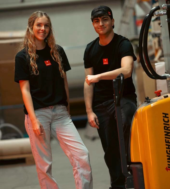 Motivierte internationale Studierende als temporäre Arbeitskräfte von Synergie bei einem Einsatz in Lager und Logistik